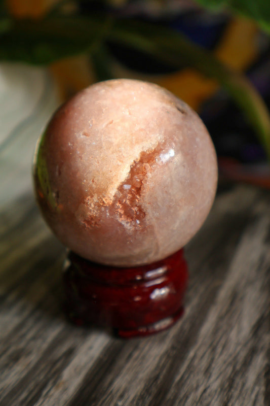 Preciosa esfera de amatista rosa brillante de 235 g, piedra natural