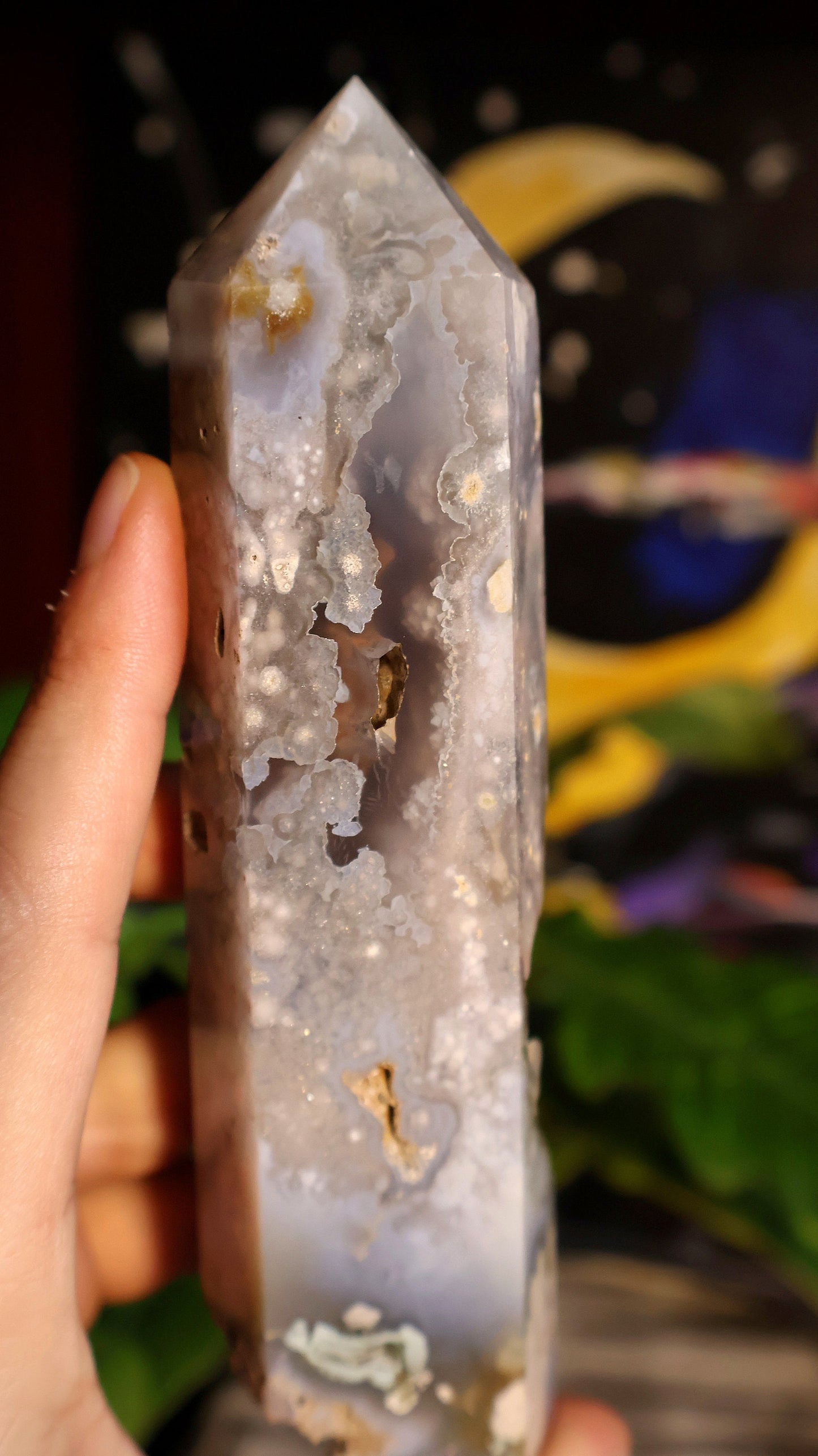 Torre de ágata flor negra y verde con cuevas de cristal 360 g Piedra natural
