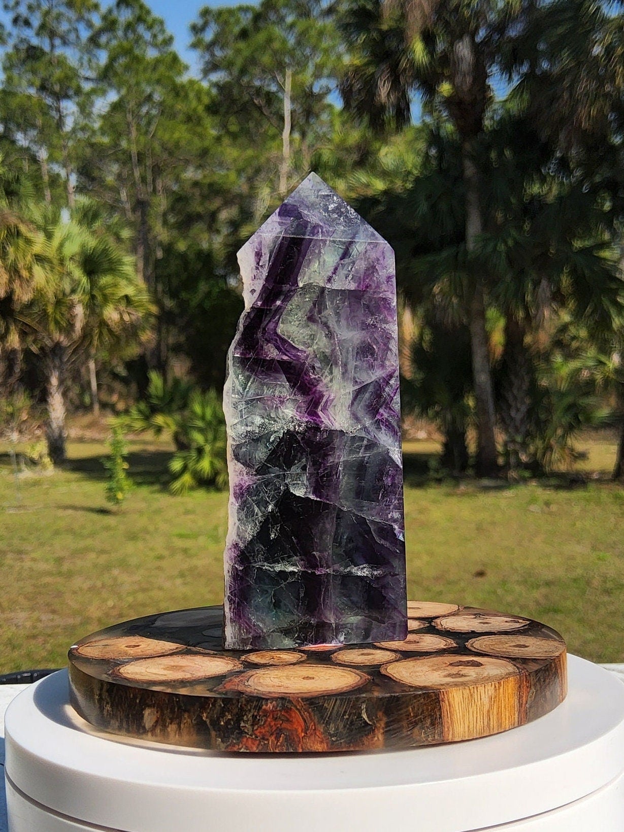 Torre de cristal de fluorita arcoíris emplumada 150 g Piedra natural