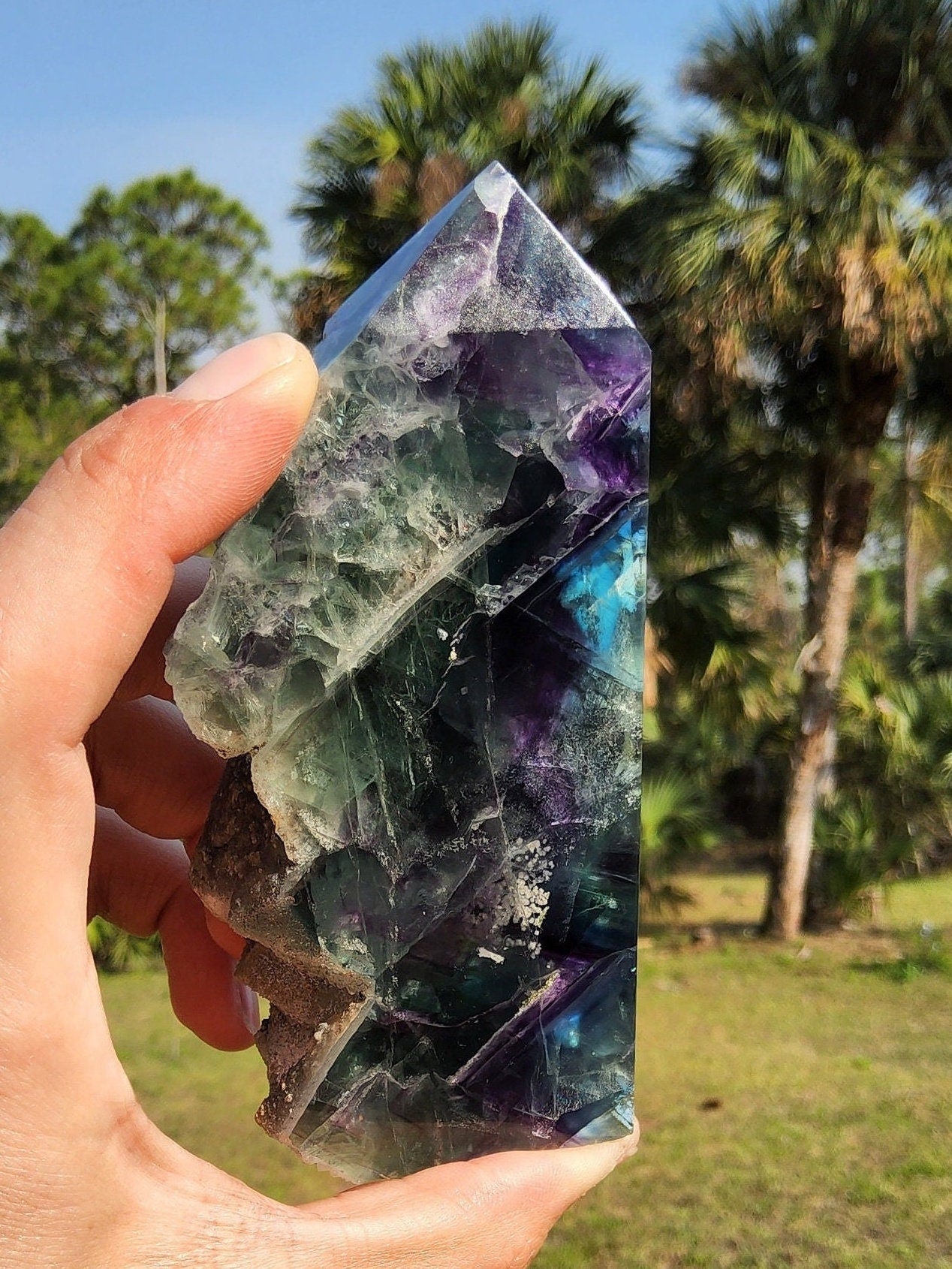 Torre de Fluorita Arcoíris con Plumas 11.4 oz Piedra Natural