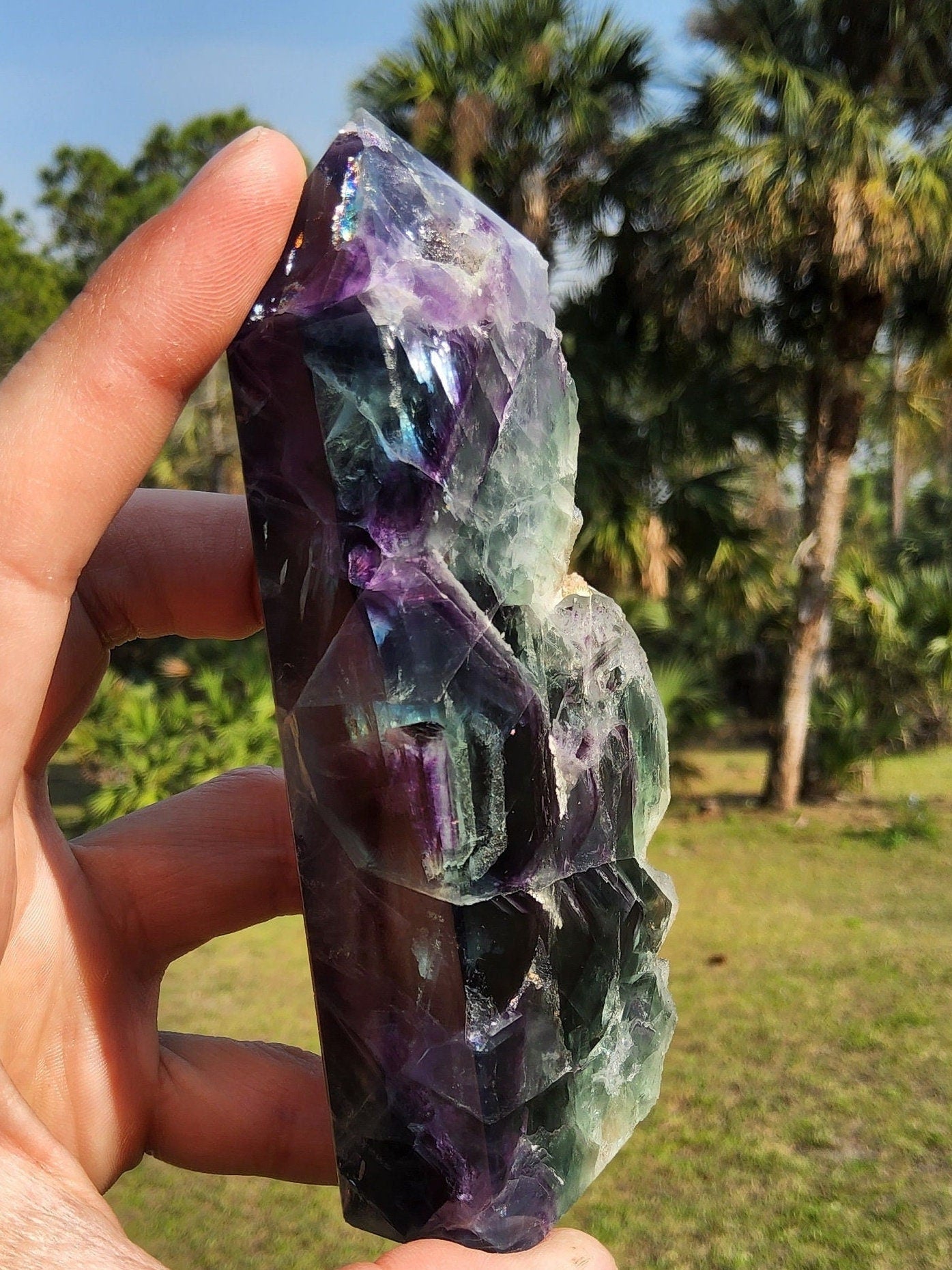 Torre de Fluorita Arcoíris con Plumas 11.4 oz Piedra Natural