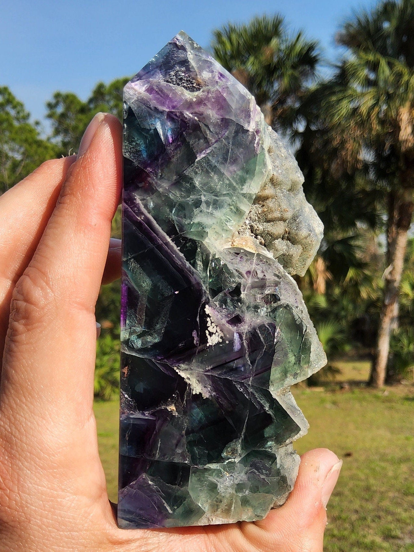 Torre de Fluorita Arcoíris con Plumas 11.4 oz Piedra Natural