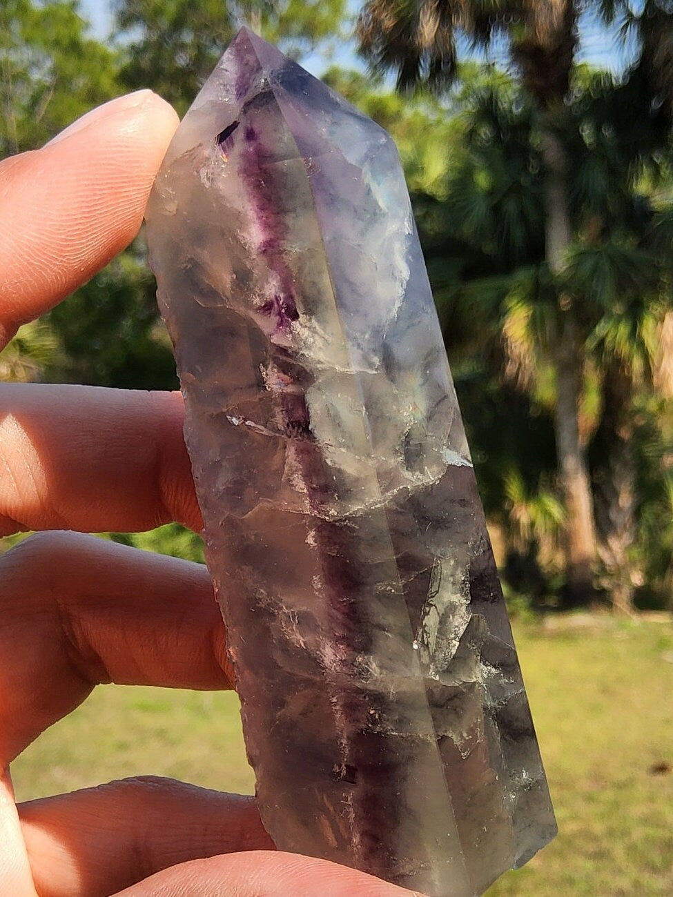 Torre de fluorita arcoíris 110,6 g Piedra natural