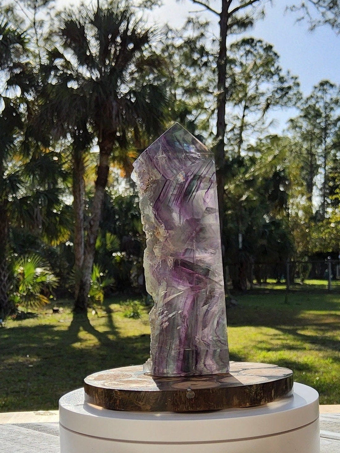 Torre de fluorita arcoíris pluma 249 g Piedra natural
