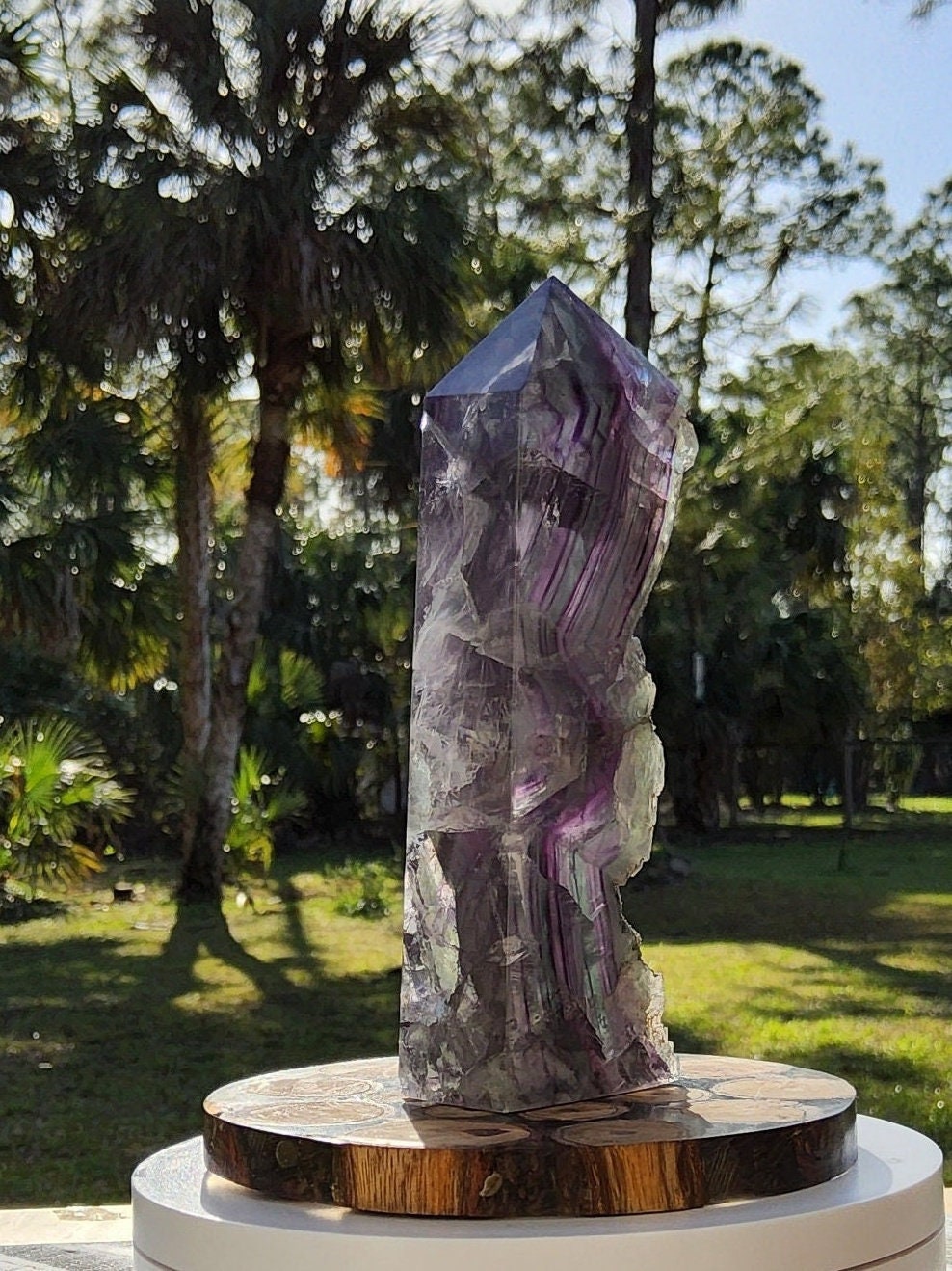 Torre de fluorita arcoíris pluma 249 g Piedra natural
