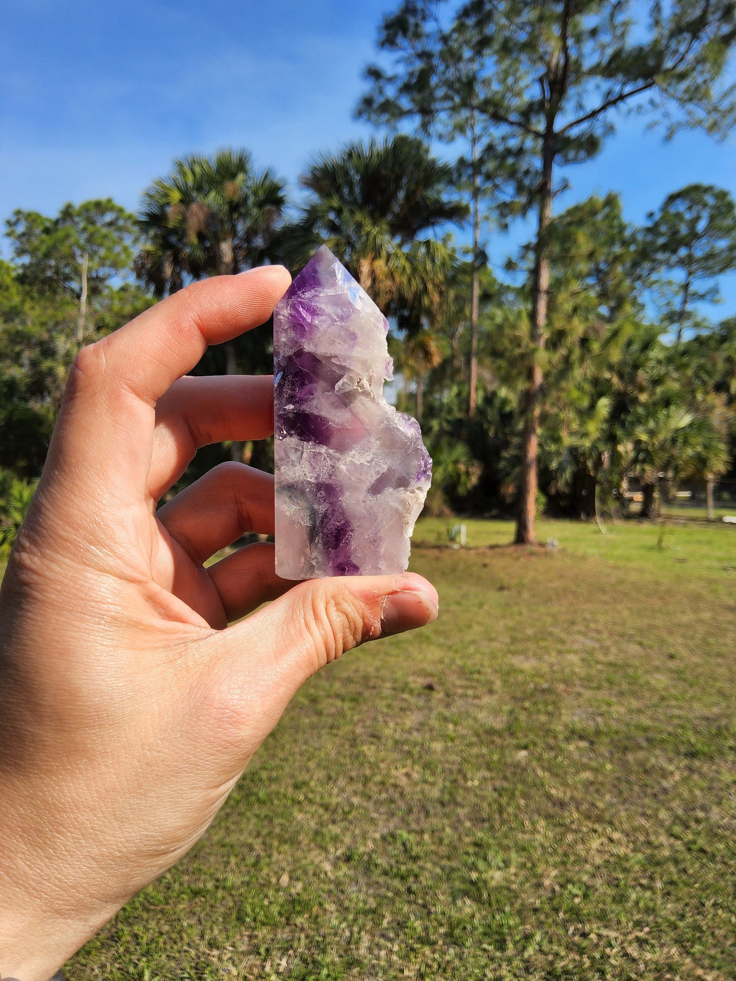 Torre de fluorita arcoíris emplumada 4.2 oz Piedra natural
