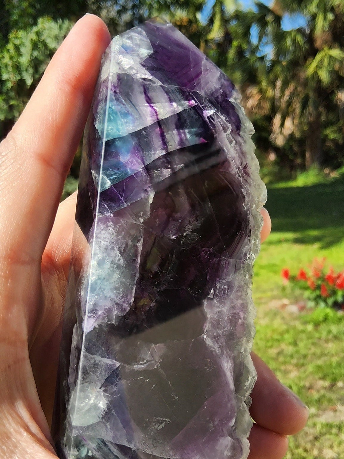 Torre de fluorita arcoíris de plumas, 365,7 g, piedra natural