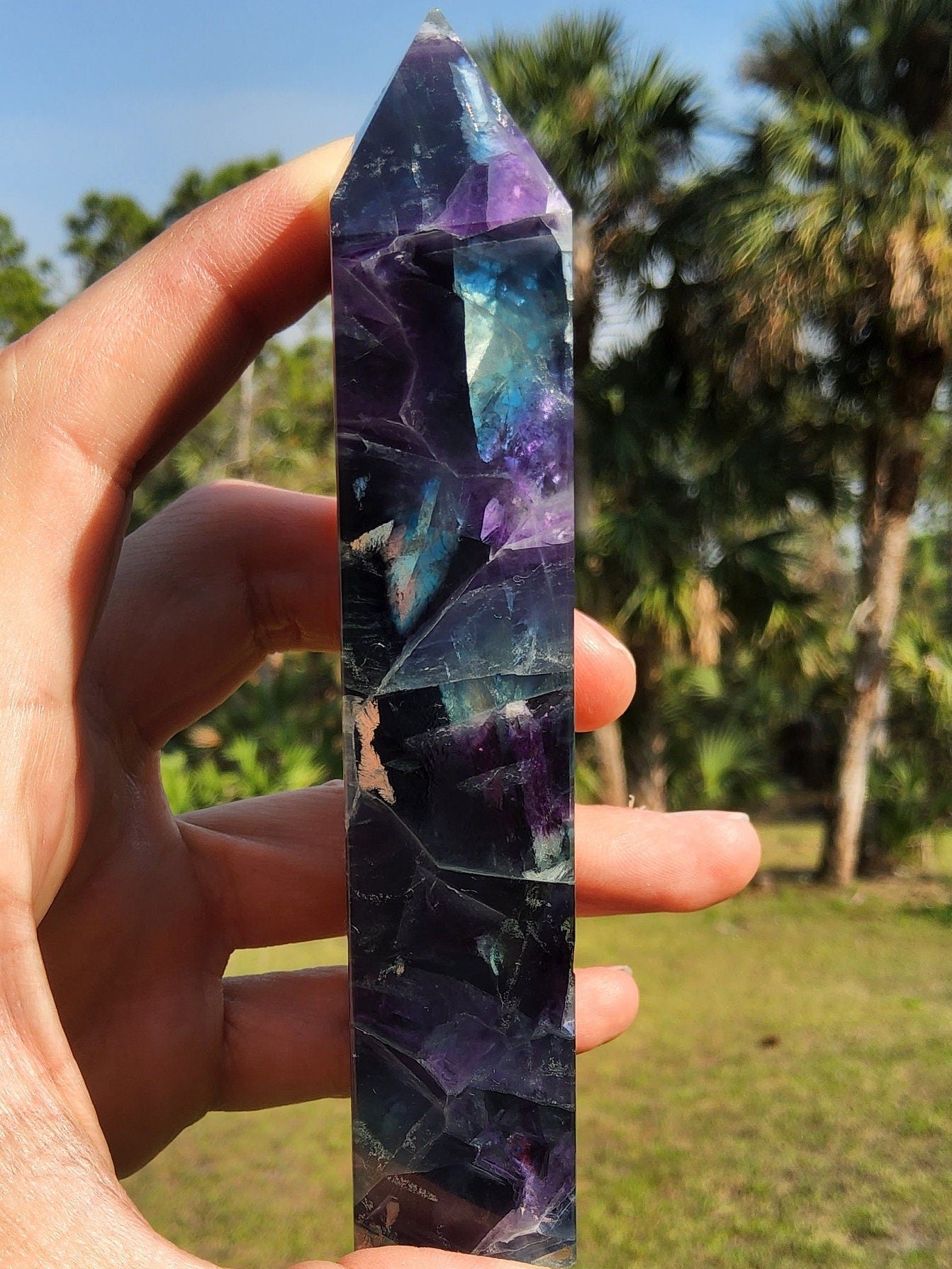 Torre de Fluorita Arcoíris con Plumas 11.4 oz Piedra Natural