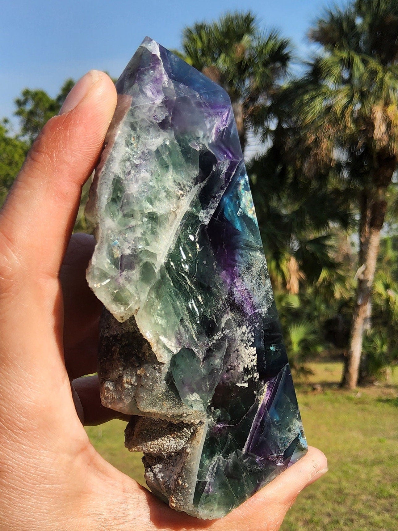 Torre de Fluorita Arcoíris con Plumas 11.4 oz Piedra Natural