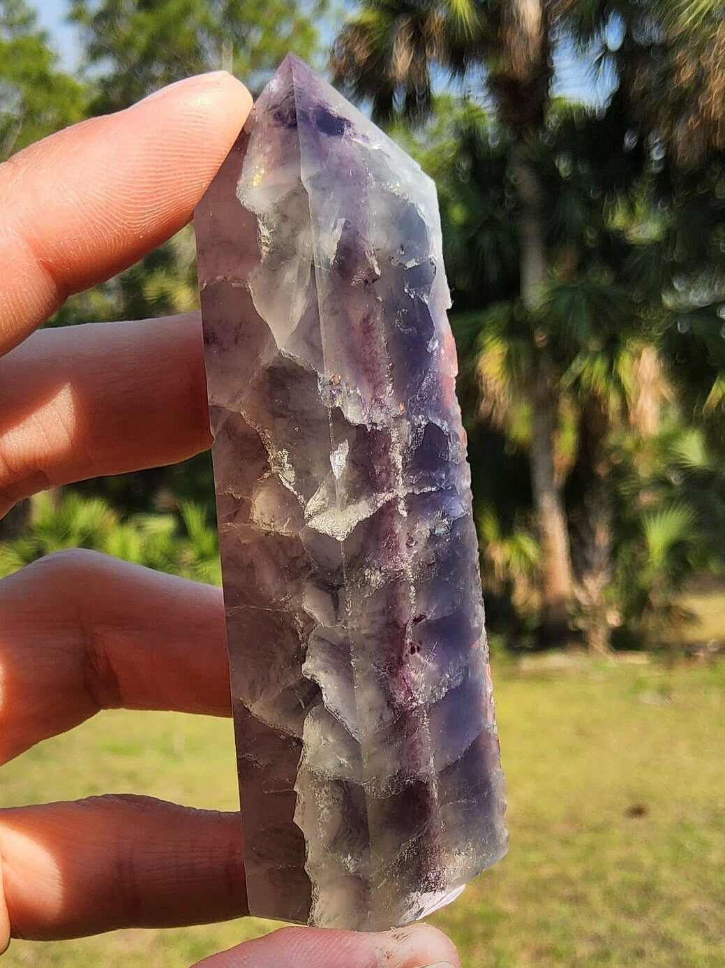 Torre de fluorita arcoíris 110,6 g Piedra natural