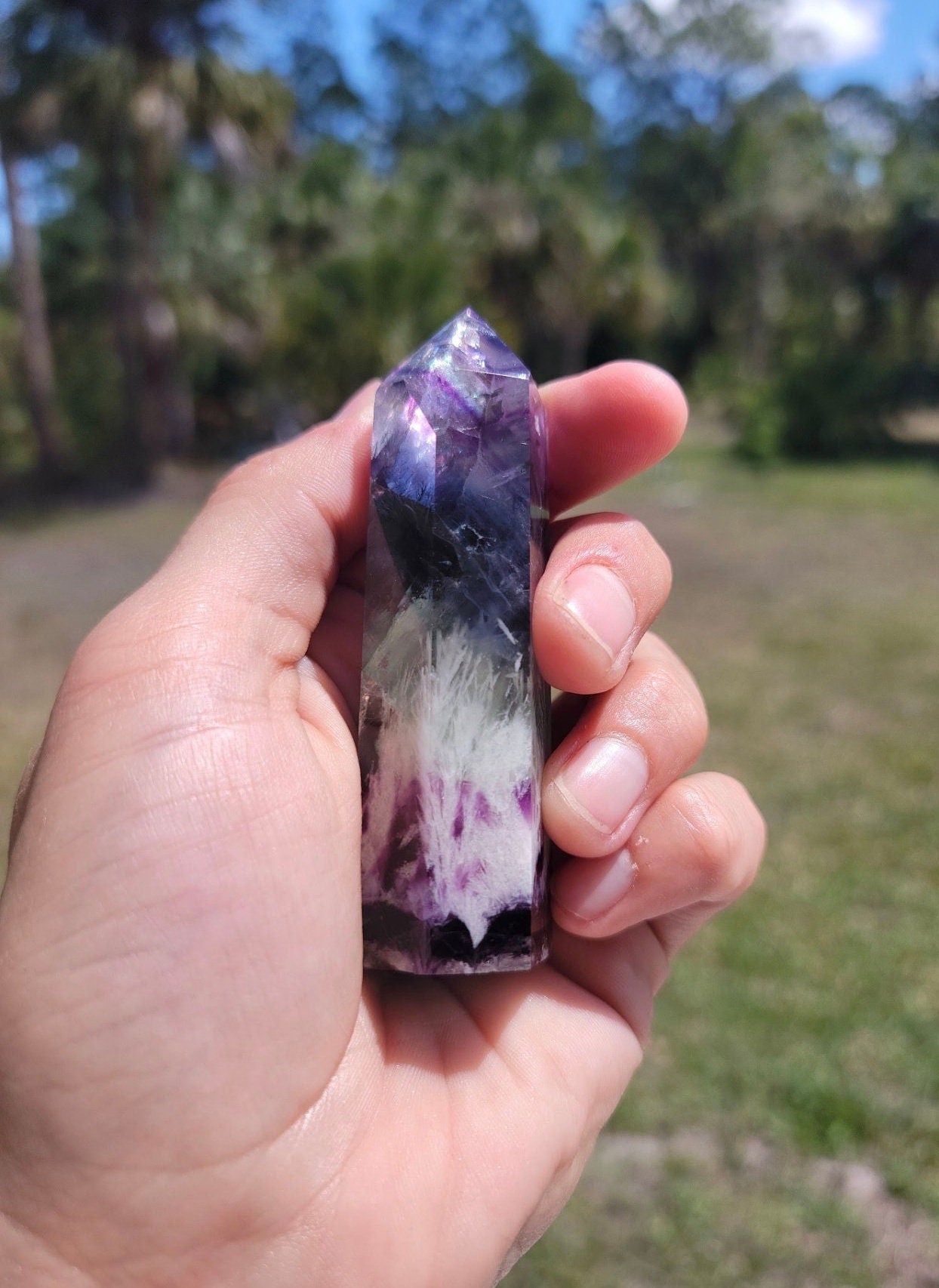Torre de Fluorita Pluma Arcoíris 4.62 oz Piedra Natural
