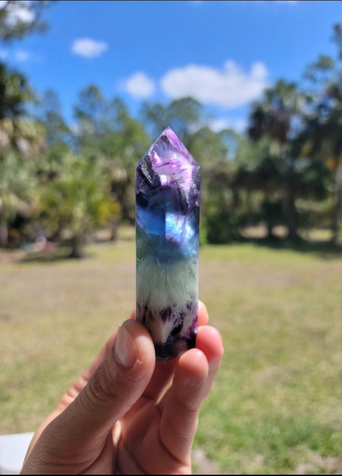 Torre de Fluorita Pluma Arcoíris 4.62 oz Piedra Natural