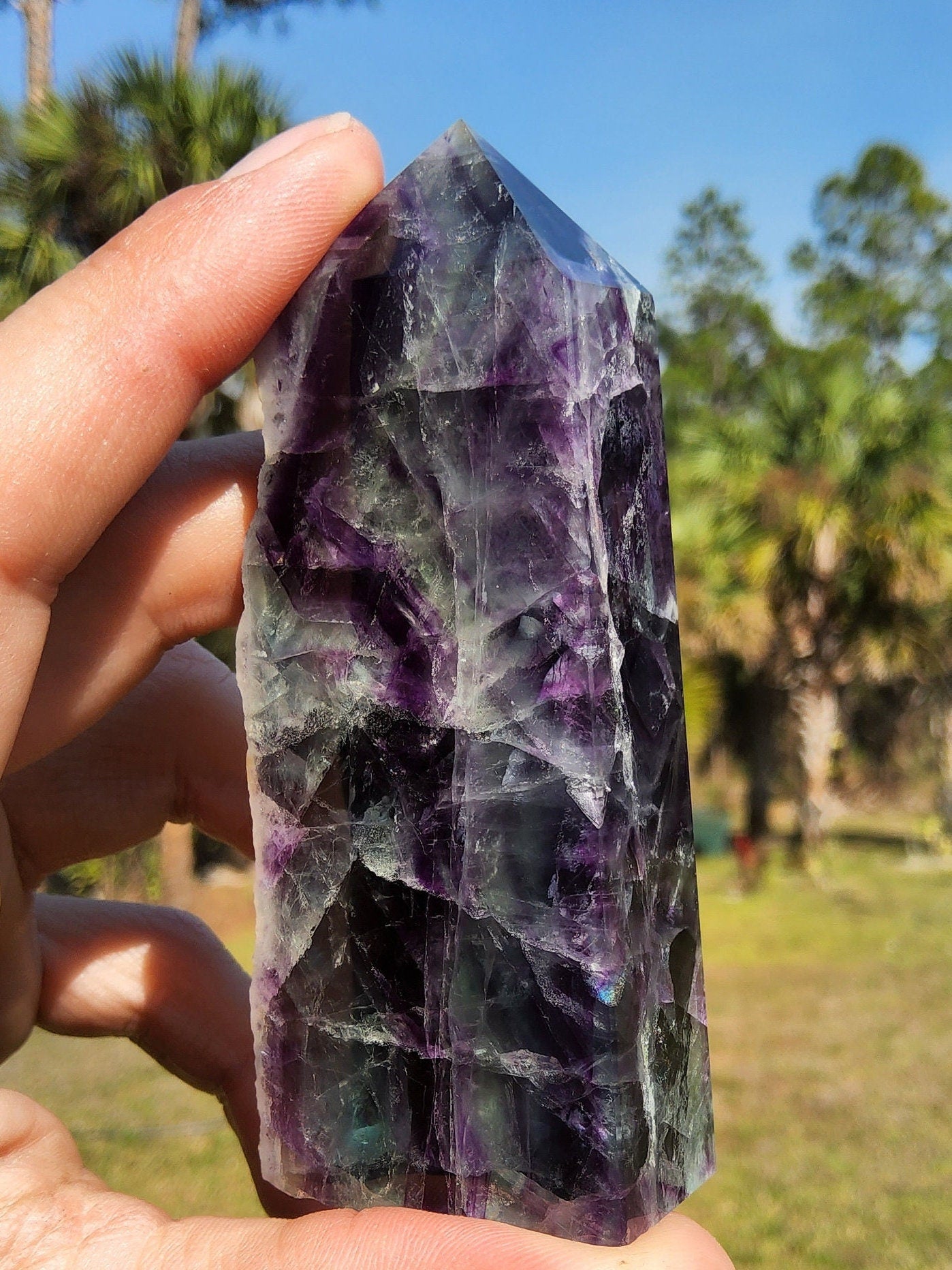 Torre de cristal de fluorita arcoíris emplumada 150 g Piedra natural