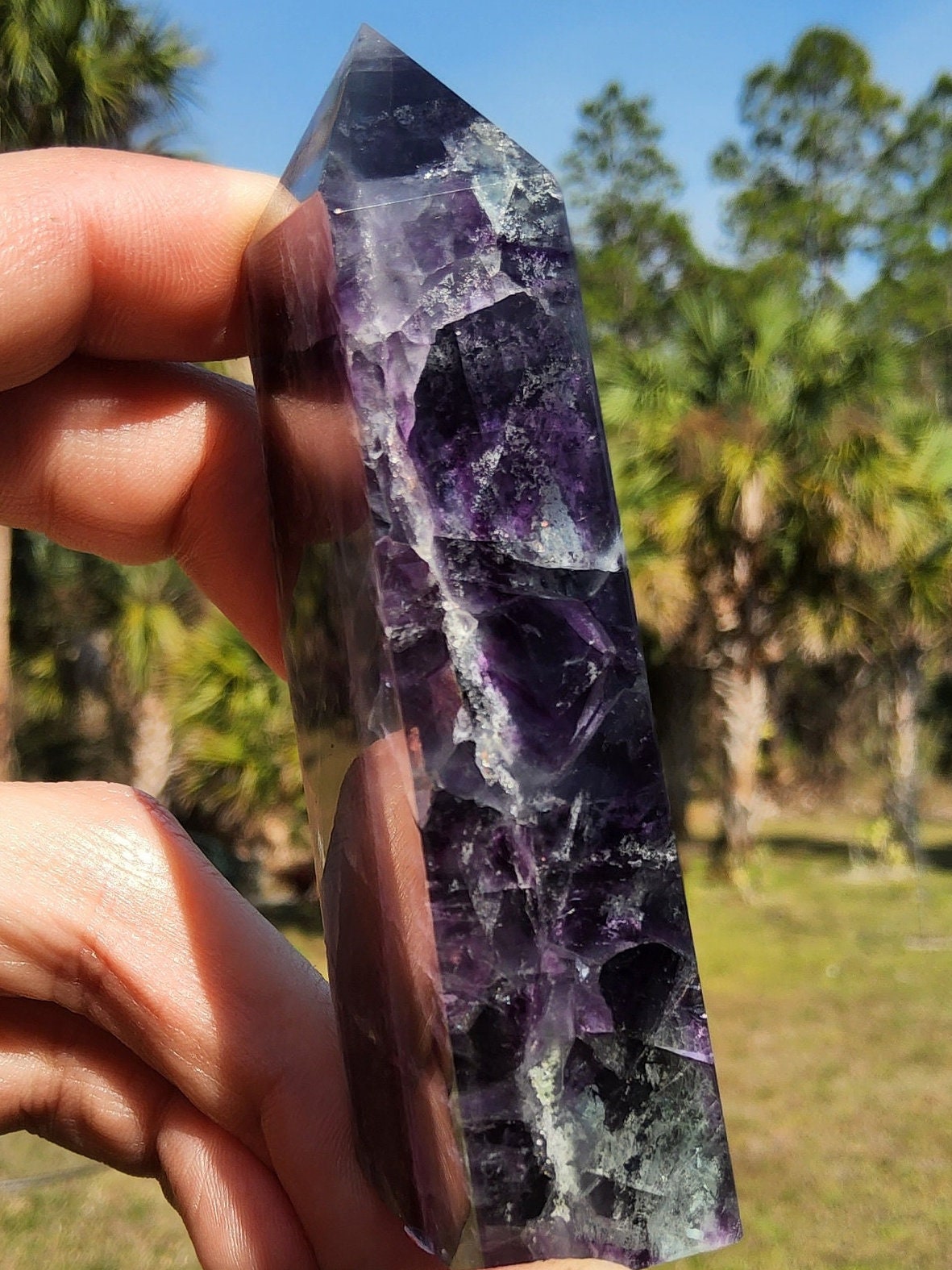 Torre de cristal de fluorita arcoíris emplumada 150 g Piedra natural