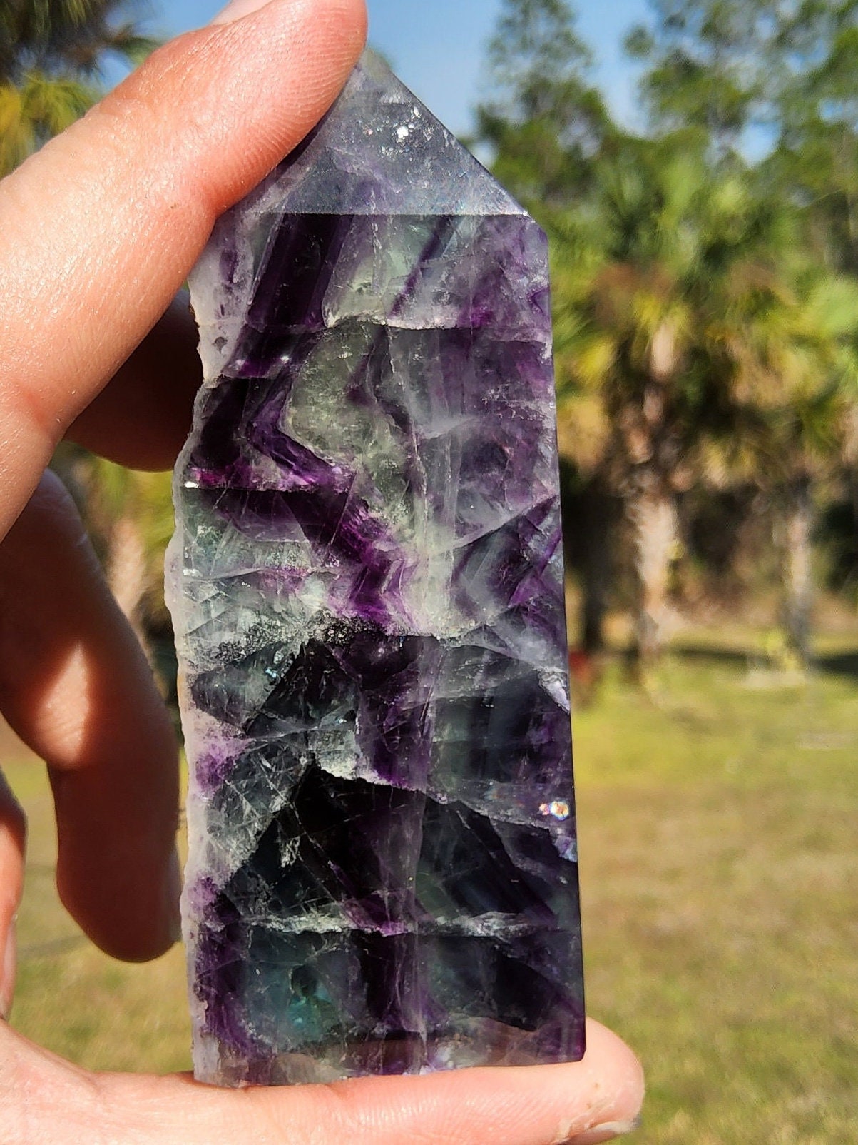 Torre de cristal de fluorita arcoíris emplumada 150 g Piedra natural