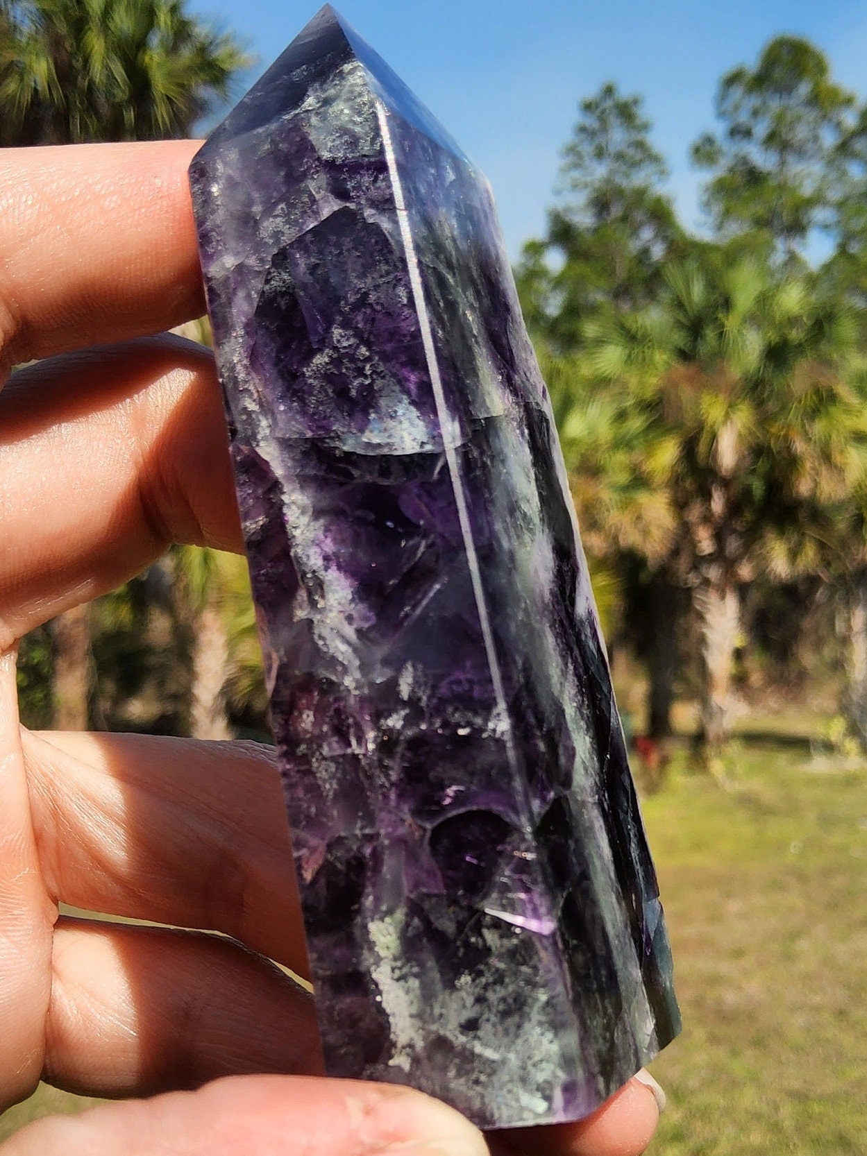 Torre de cristal de fluorita arcoíris emplumada 150 g Piedra natural