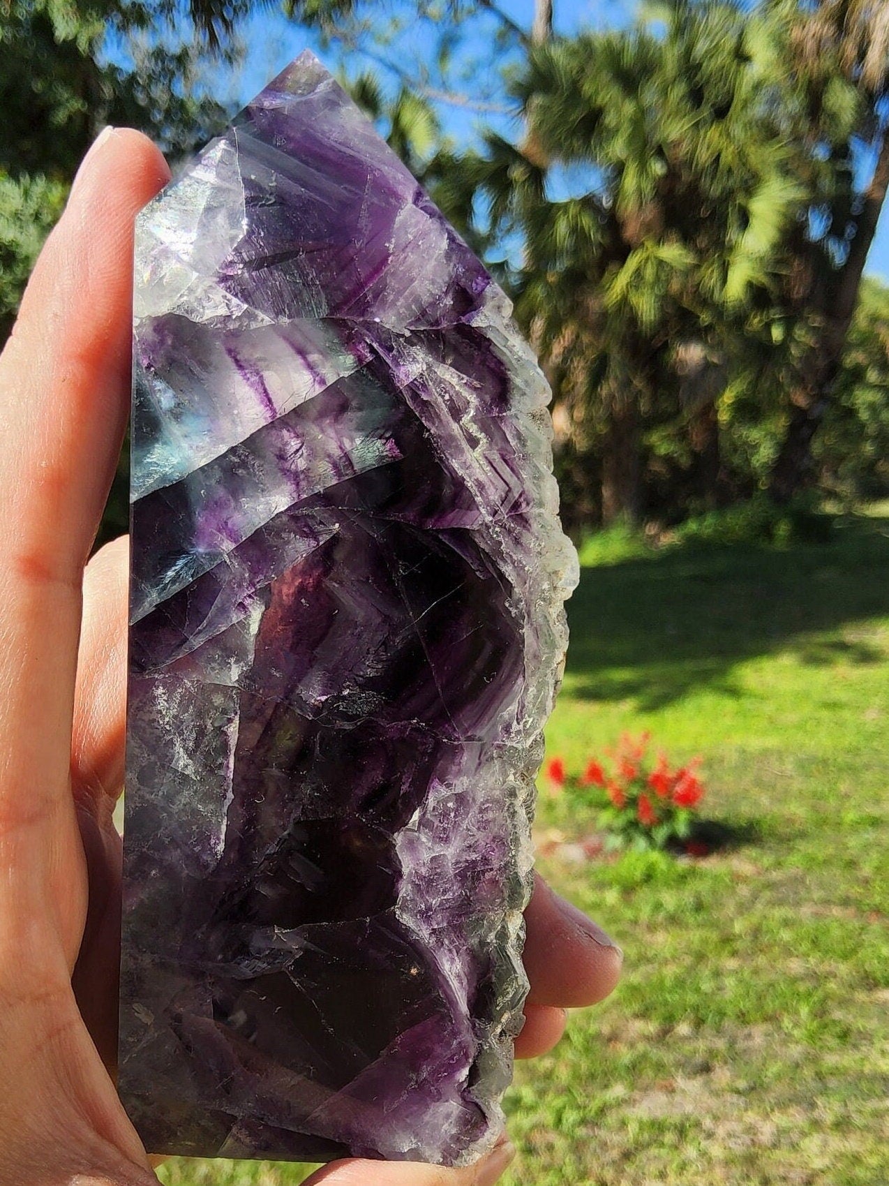 Torre de fluorita arcoíris de plumas, 365,7 g, piedra natural