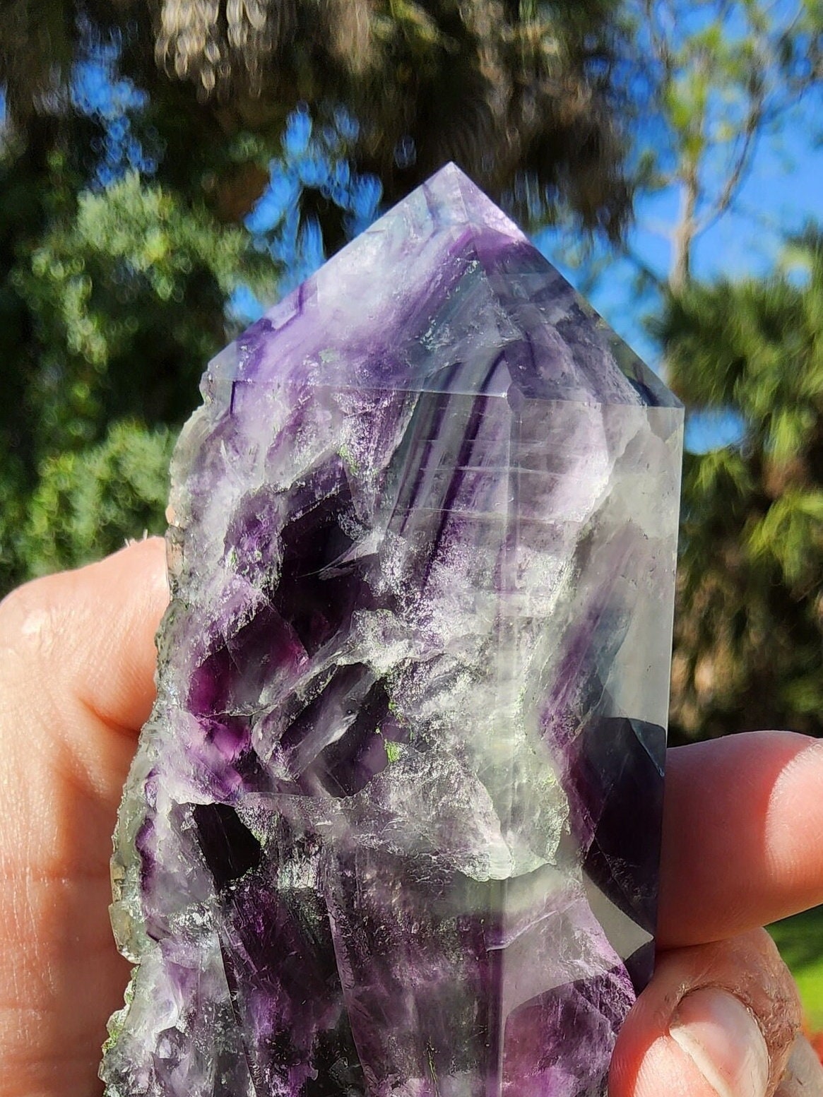 Torre de fluorita arcoíris de plumas, 365,7 g, piedra natural