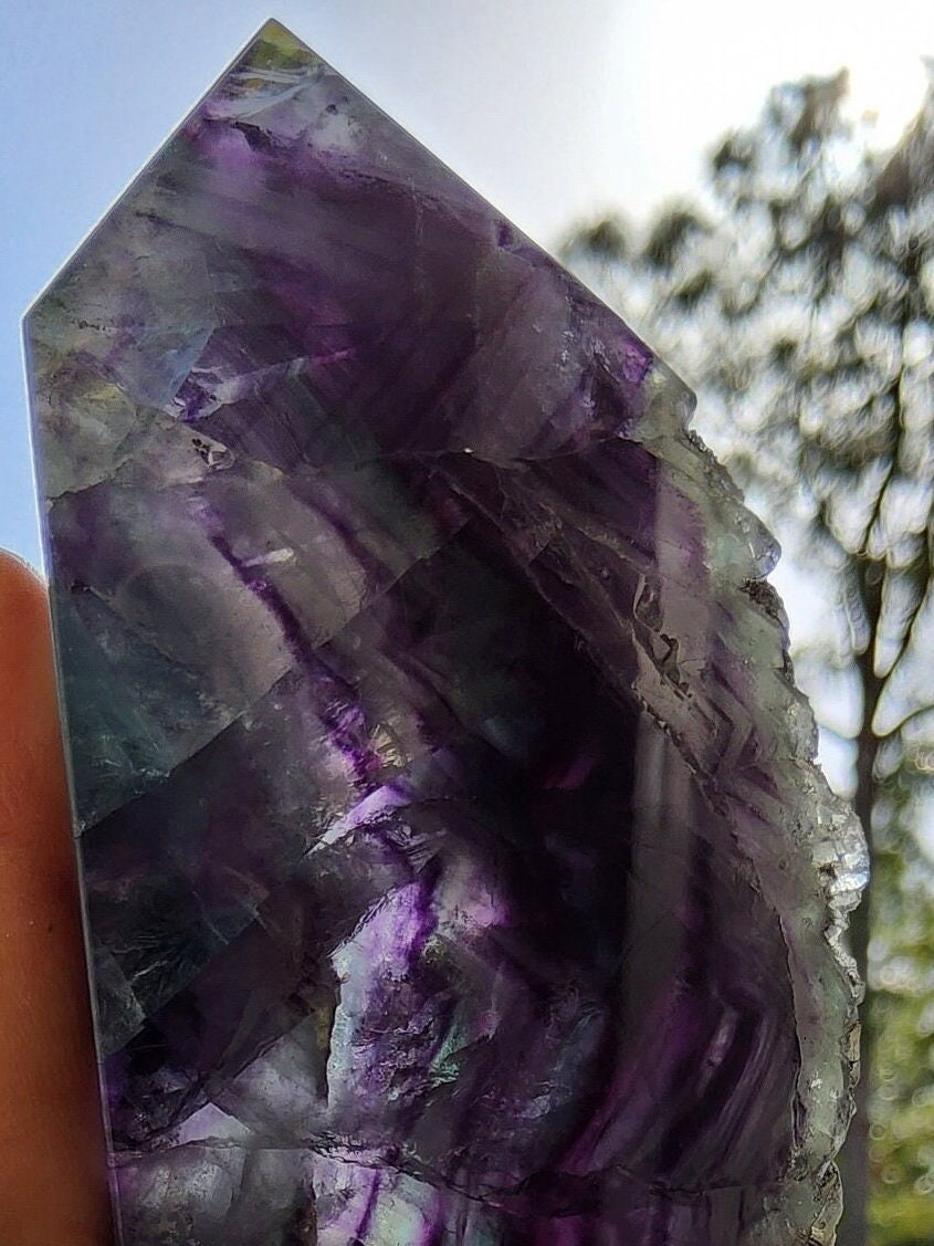 Torre de fluorita arcoíris de plumas, 365,7 g, piedra natural