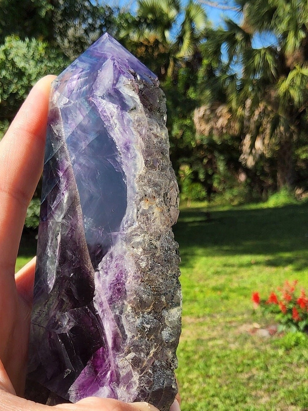 Torre de fluorita arcoíris de plumas, 365,7 g, piedra natural