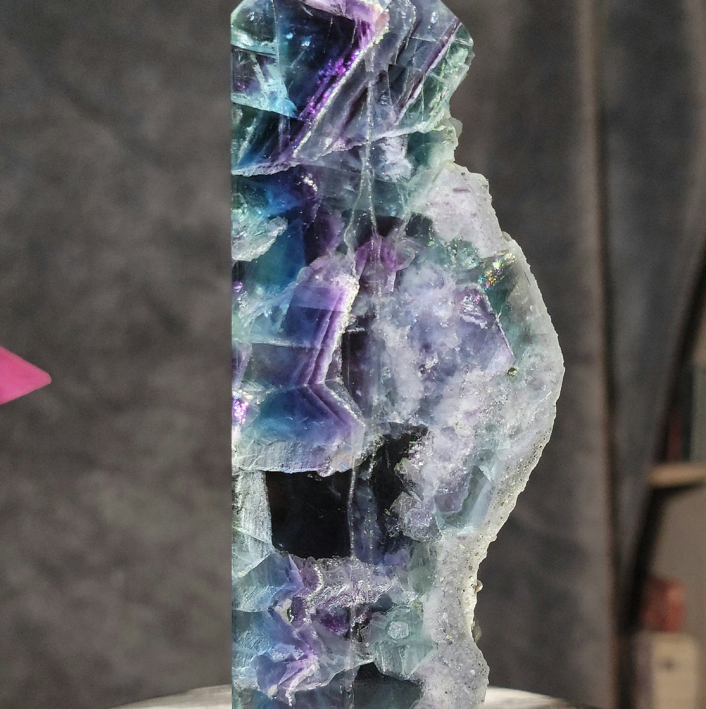 1 LB Torre de losa de fluorita arcoíris con inclusiones de plumas y borde vivo de drusa, piedra natural