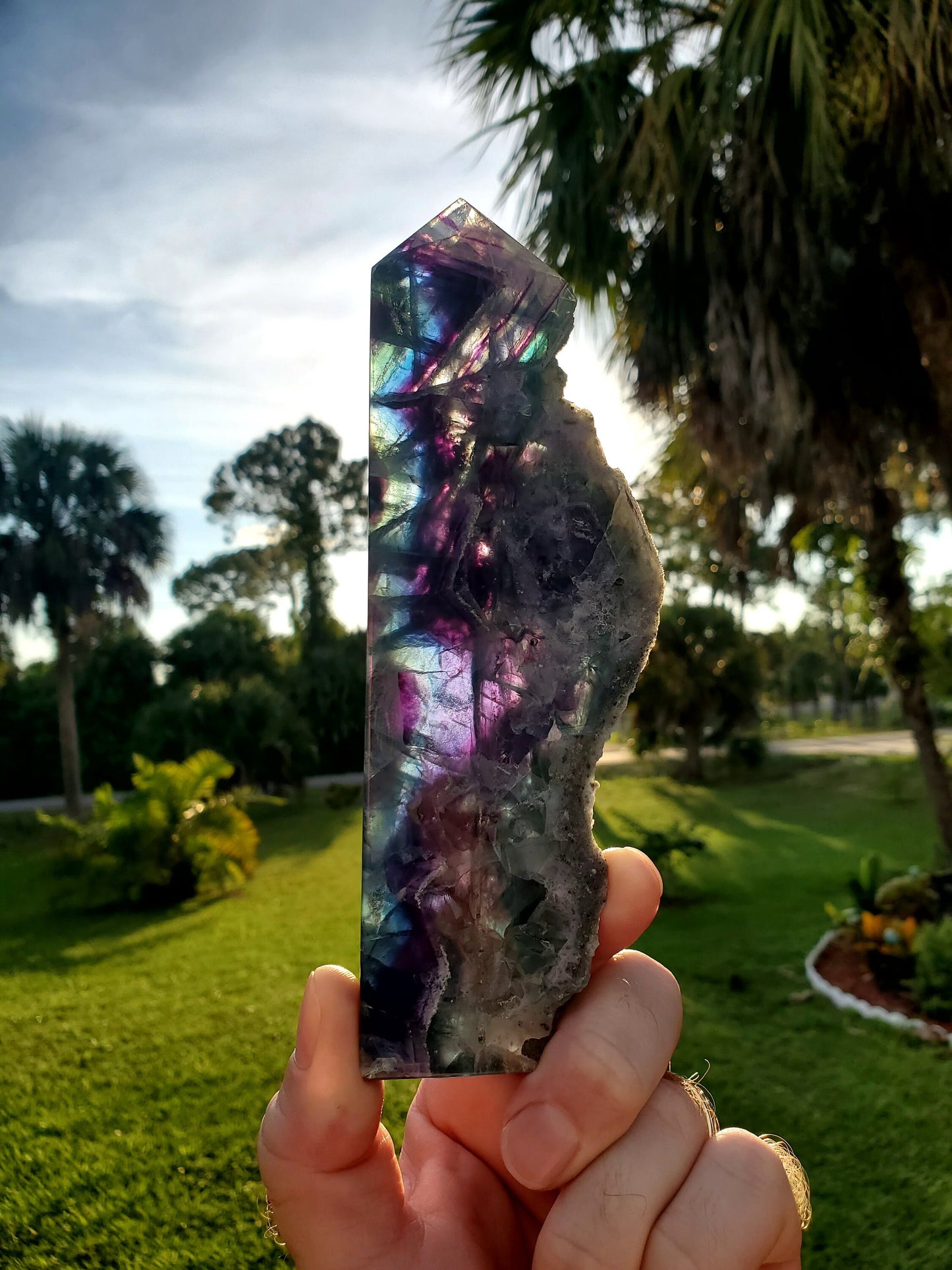 1 LB Torre de losa de fluorita arcoíris con inclusiones de plumas y borde vivo de drusa, piedra natural