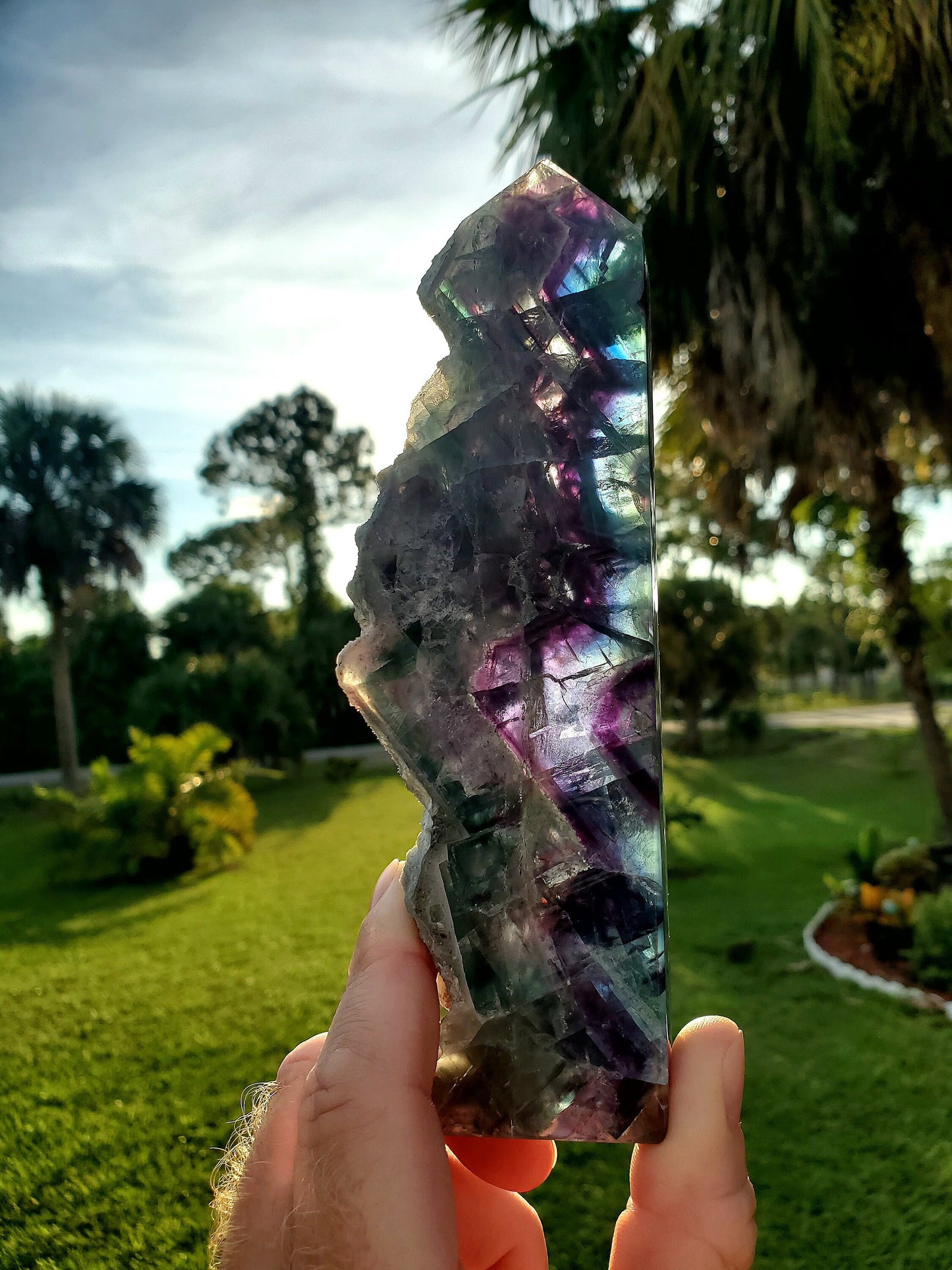 1 LB Torre de losa de fluorita arcoíris con inclusiones de plumas y borde vivo de drusa, piedra natural