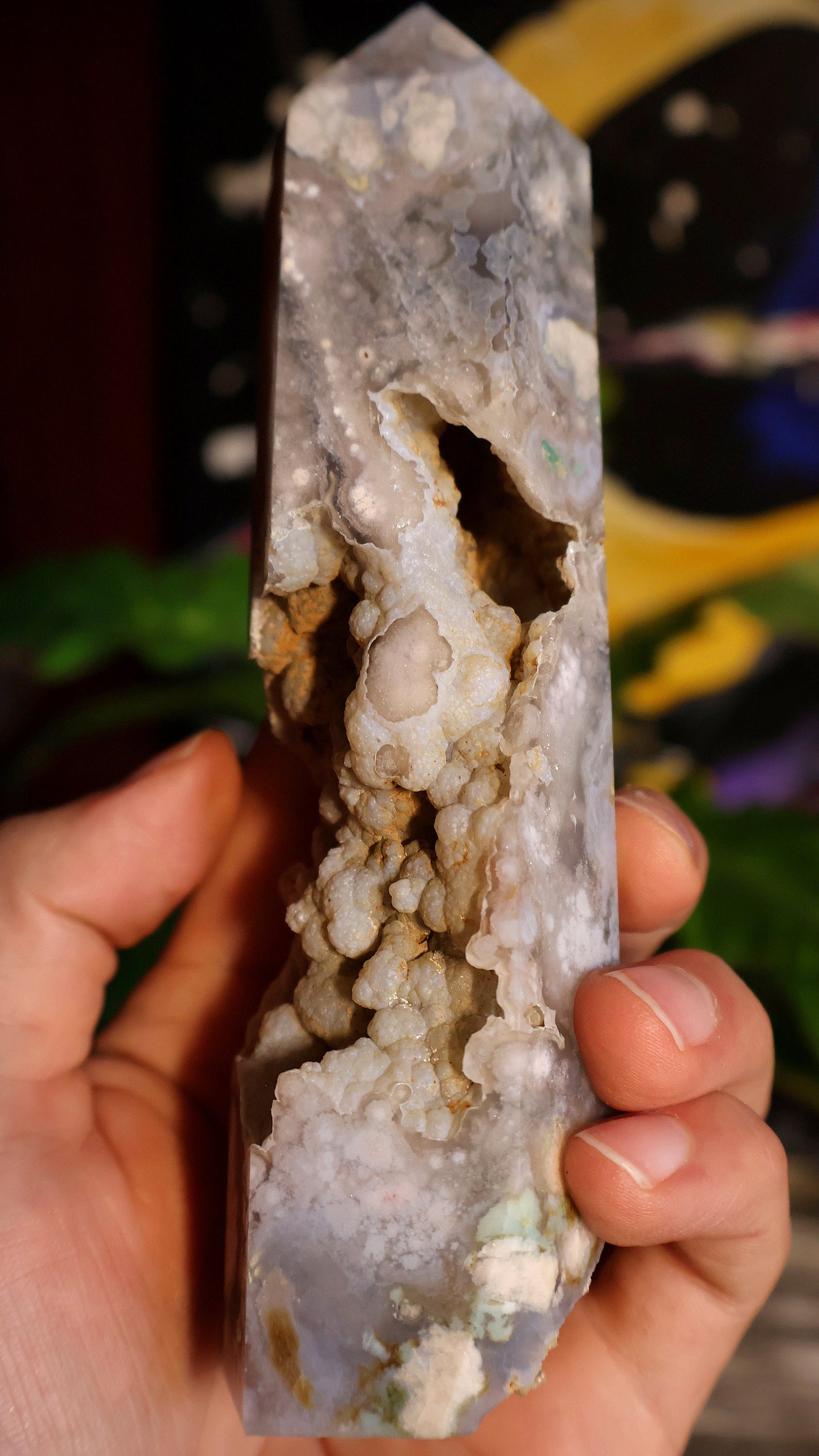 Torre de ágata flor negra y verde con cuevas de cristal 360 g Piedra natural