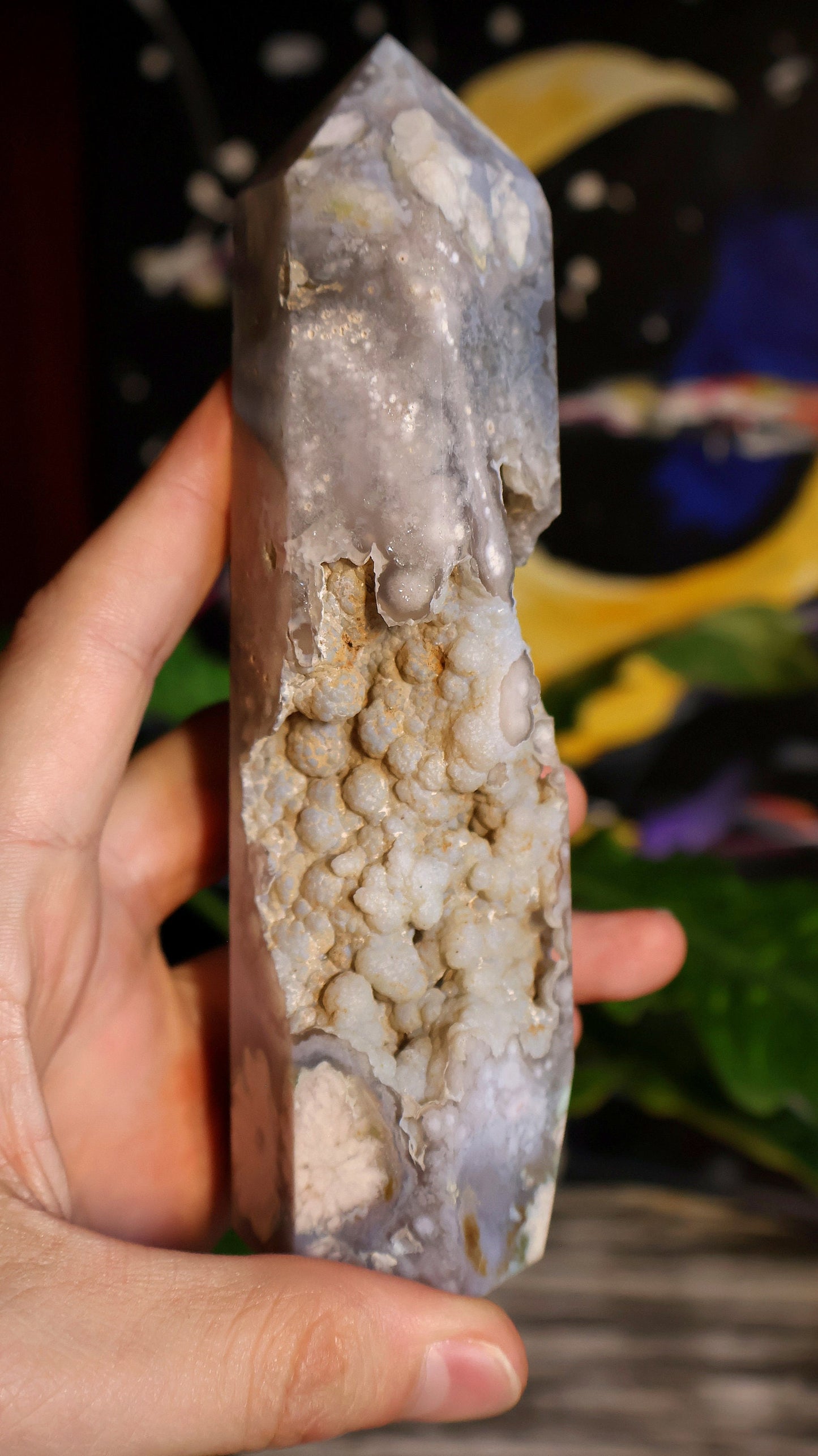 Torre de ágata flor negra y verde con cuevas de cristal 360 g Piedra natural