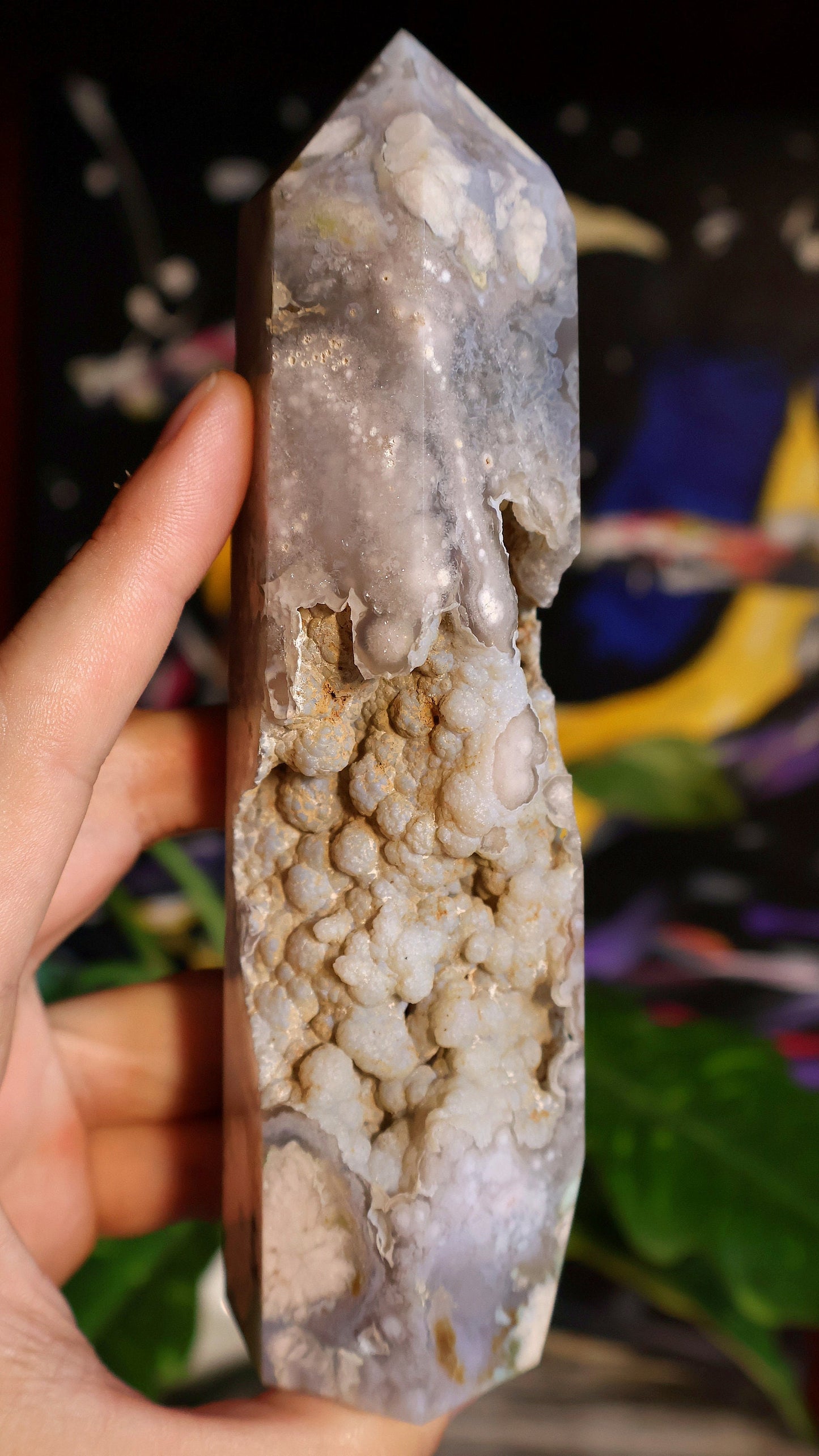 Torre de ágata flor negra y verde con cuevas de cristal 360 g Piedra natural